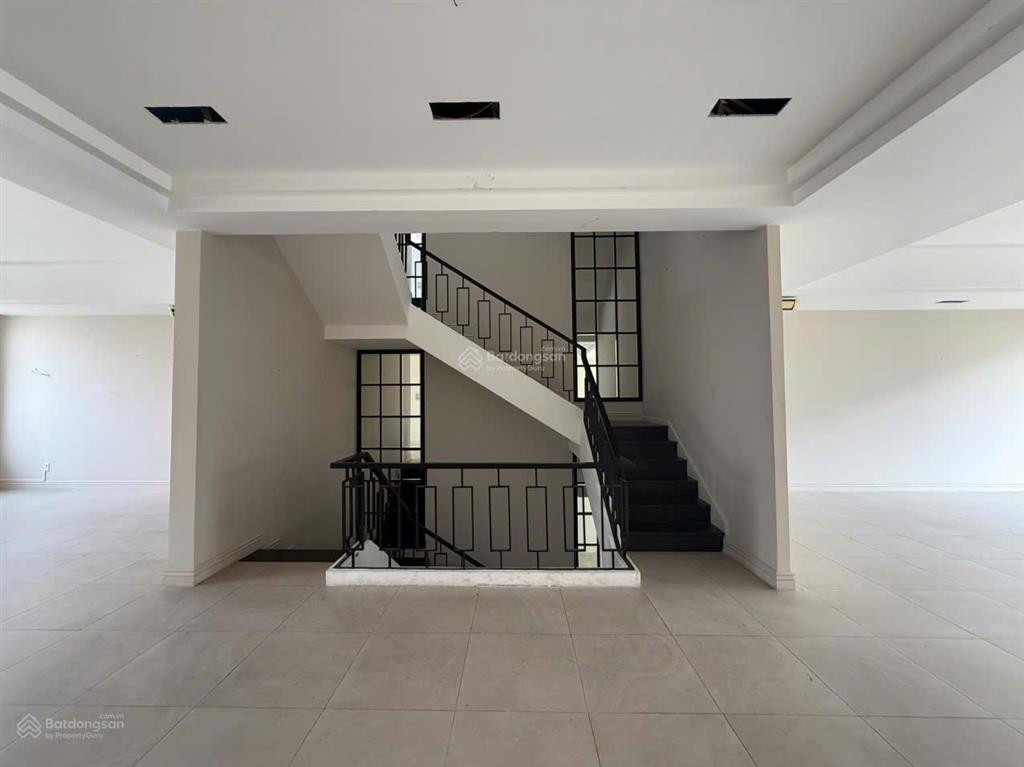 Cho thuê nhà nguyễn cơ thạch full nội thất, gần 700m2, 6 tầng, 170 triệu