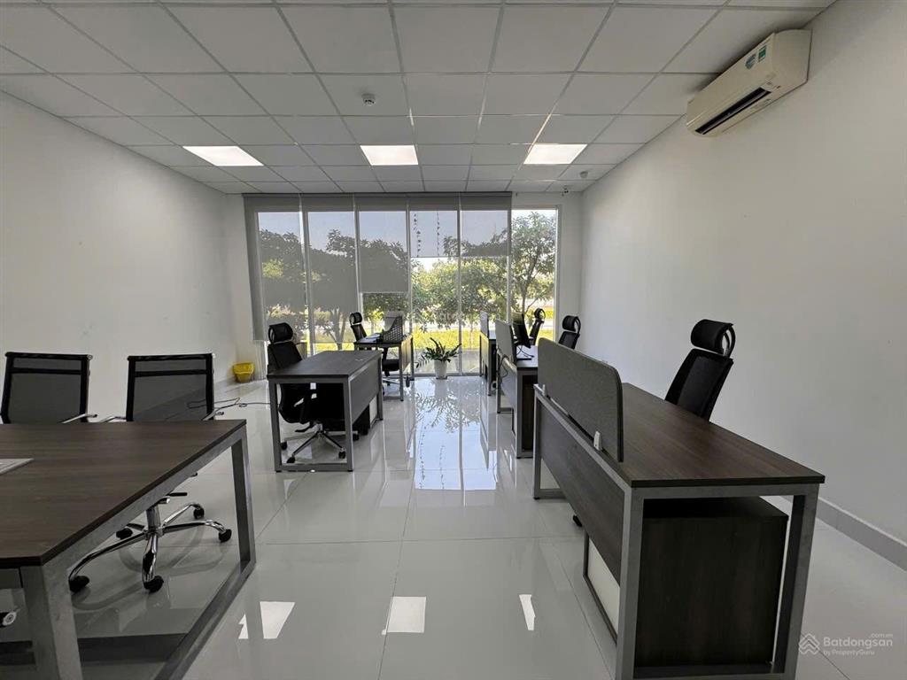 Cho thuê nhà phố thương mại (shophouse) gần 500m2 hầm riêng, có thang máy, máy lạnh