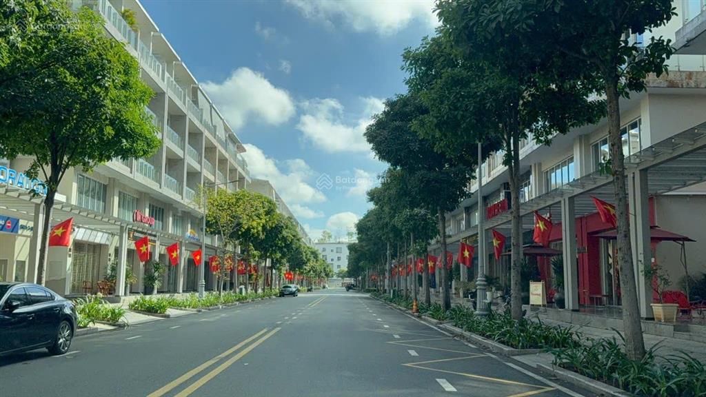 Cho thuê nhà phố thương mại (shophouse) gần 500m2 hầm riêng, có thang máy, máy lạnh