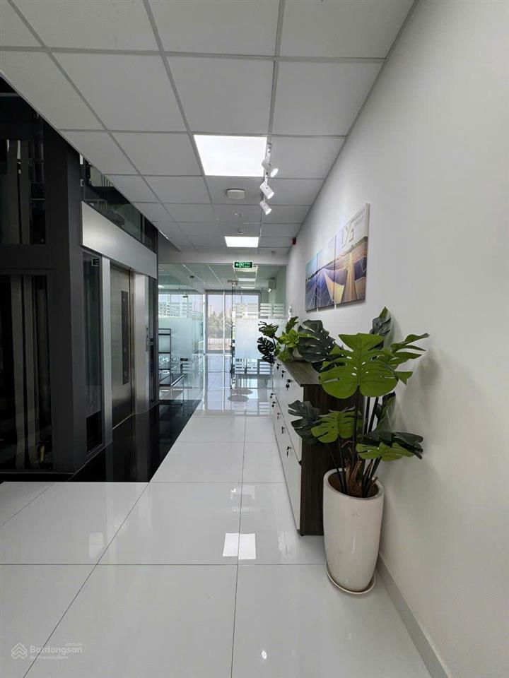 Cho thuê nhà phố thương mại (shophouse) gần 500m2 hầm riêng, có thang máy, máy lạnh