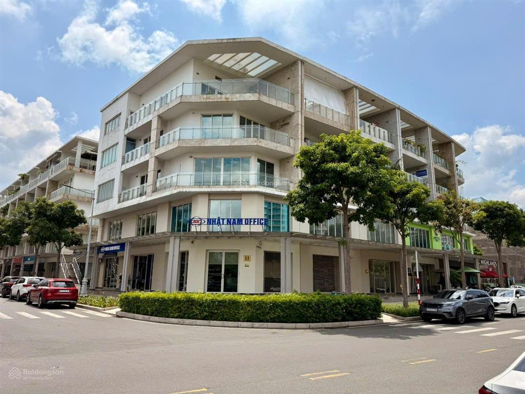 Cho thuê nhà phố thương mại (shophouse) gần 500m2 hầm riêng, có thang máy, máy lạnh