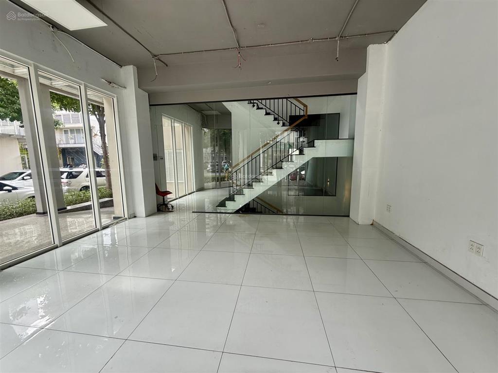 Cho thuê mặt bằng (shophouse) căn góc 3 mặt tiền sala, 5 tầng và 1 hầm, 560m2, có thang máy