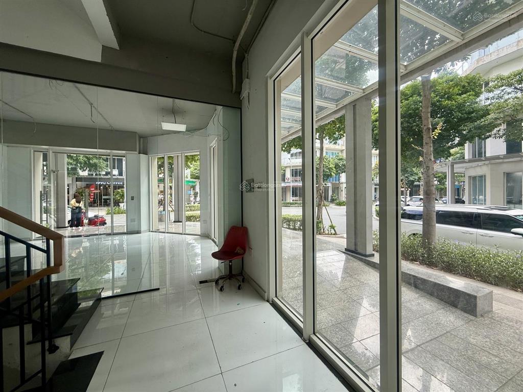 Cho thuê mặt bằng (shophouse) căn góc 3 mặt tiền sala, 5 tầng và 1 hầm, 560m2, có thang máy