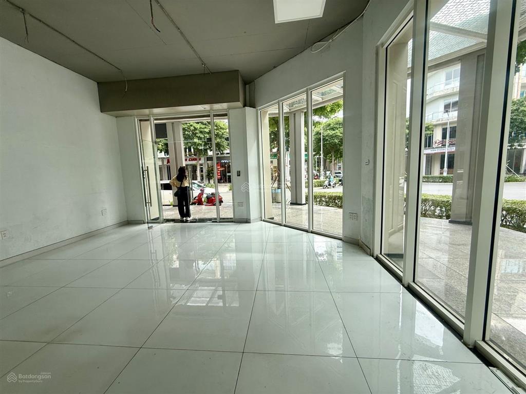 Cho thuê mặt bằng (shophouse) căn góc 3 mặt tiền sala, 5 tầng và 1 hầm, 560m2, có thang máy