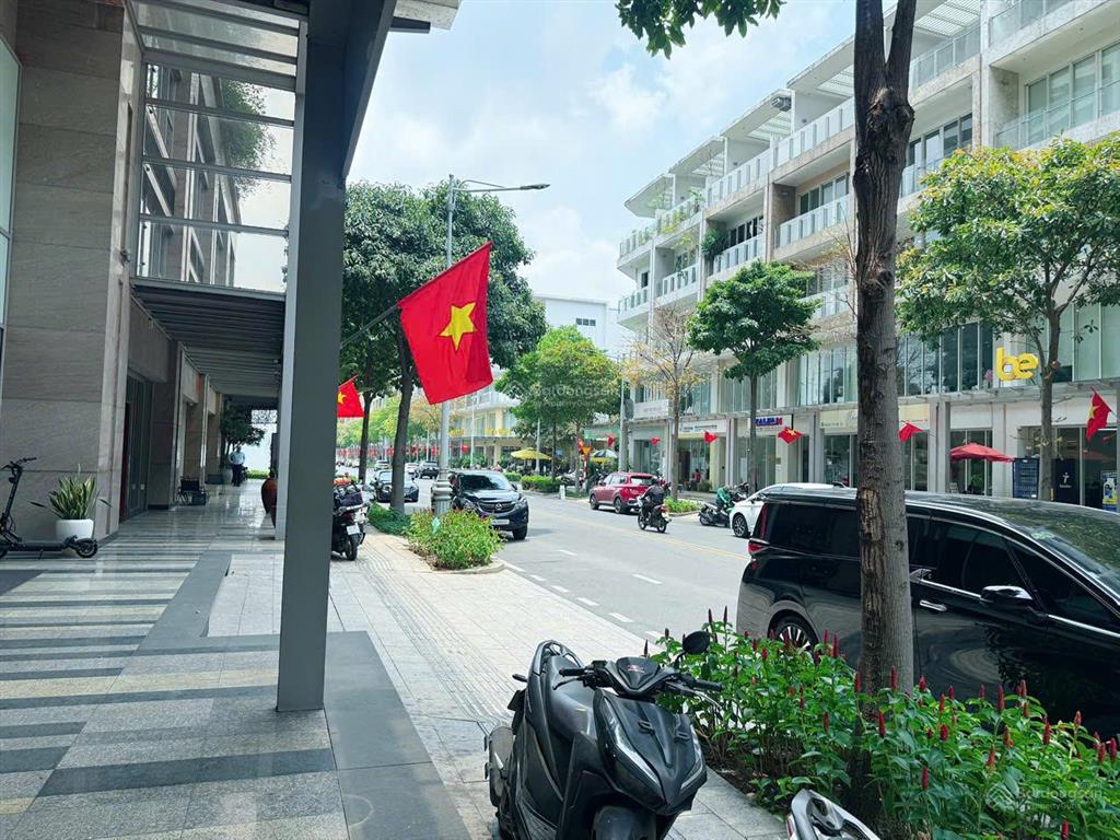 Cho thuê mặt bằng (shophouse) căn góc 3 mặt tiền sala, 5 tầng và 1 hầm, 560m2, có thang máy