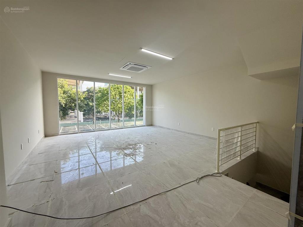 Cho thuê nhà phố sala 5 tầng và 1 hầm, 500m2, đầy đủ nội thất, thang máy, máy lạnh