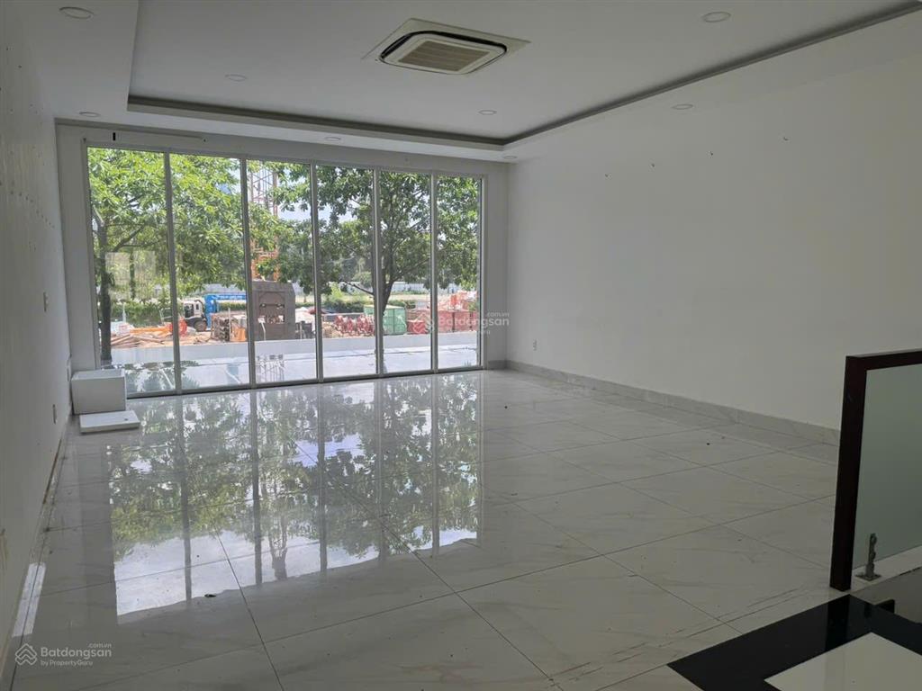 Cho thuê nhà phố sala có máy lạnh, thang máy, nhà đang trống nhận ngay được
