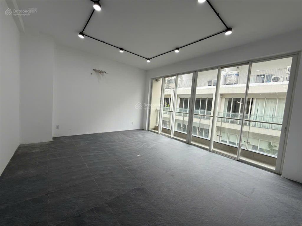 Cho thuê mặt bằng (shophouse) sala hoàn thiện đẹp, có thang máy, máy lạnh đầu đủ.