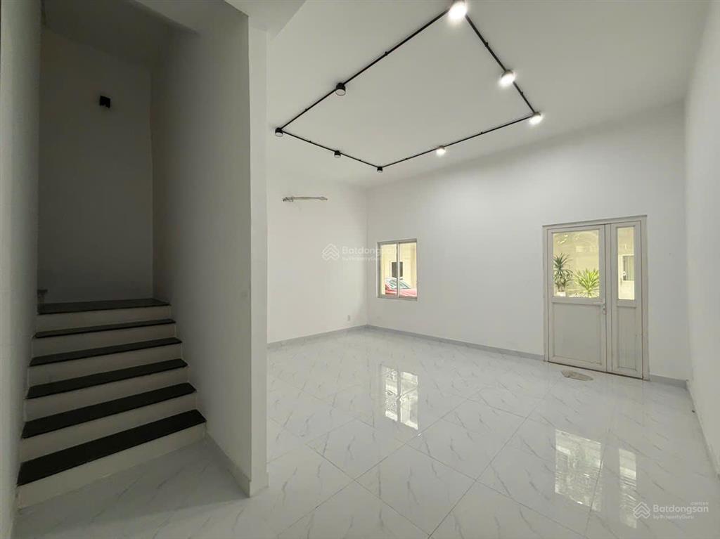 Cho thuê mặt bằng (shophouse) sala hoàn thiện đẹp, có thang máy, máy lạnh đầu đủ.