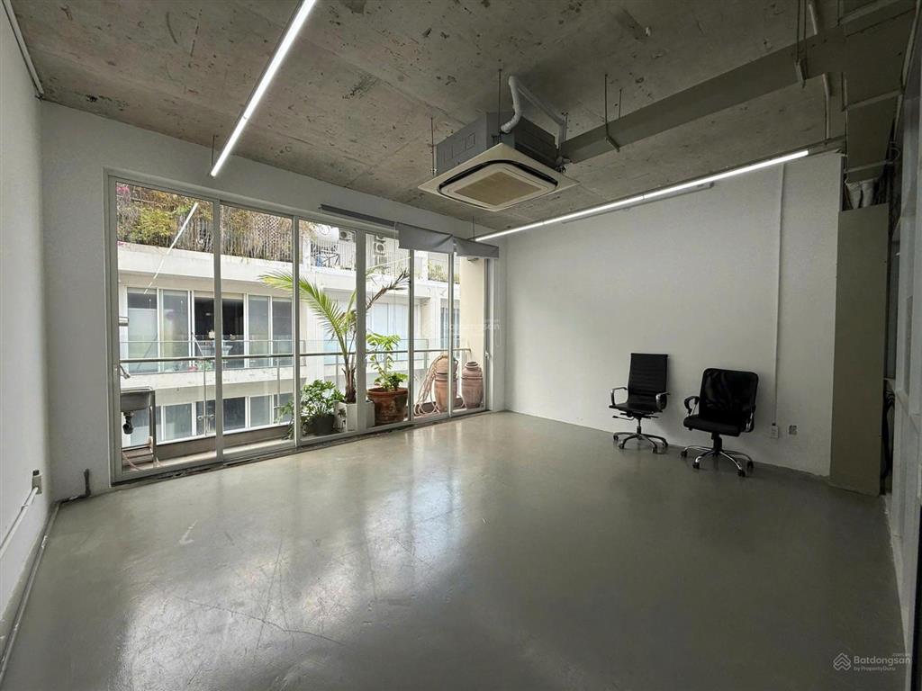Cho thuê văn phòng 85m2 nội thất cơ bản 27 triệu