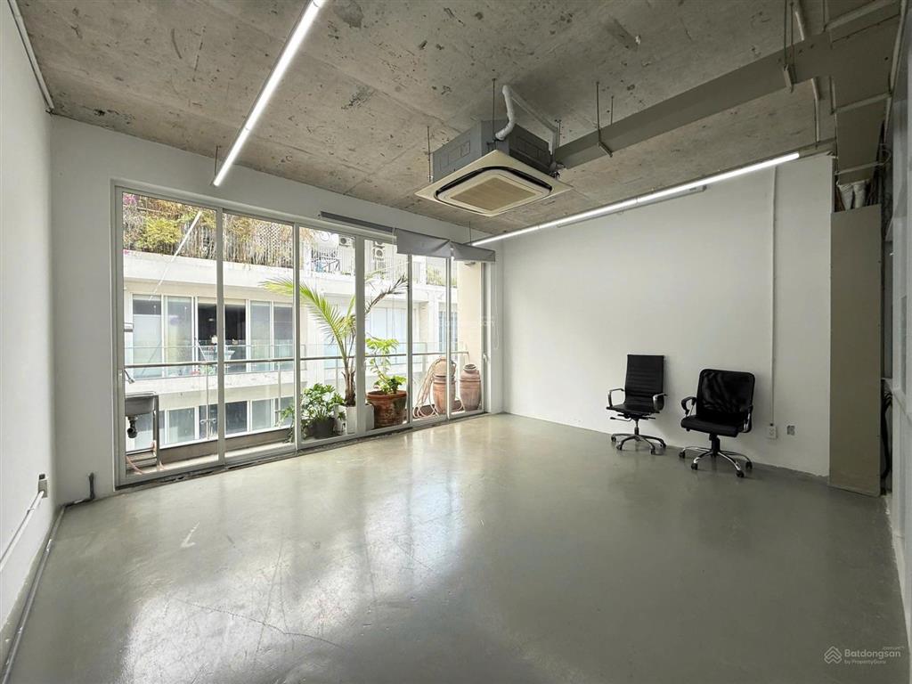 Cho thuê văn phòng 85m2 nội thất cơ bản 27 triệu