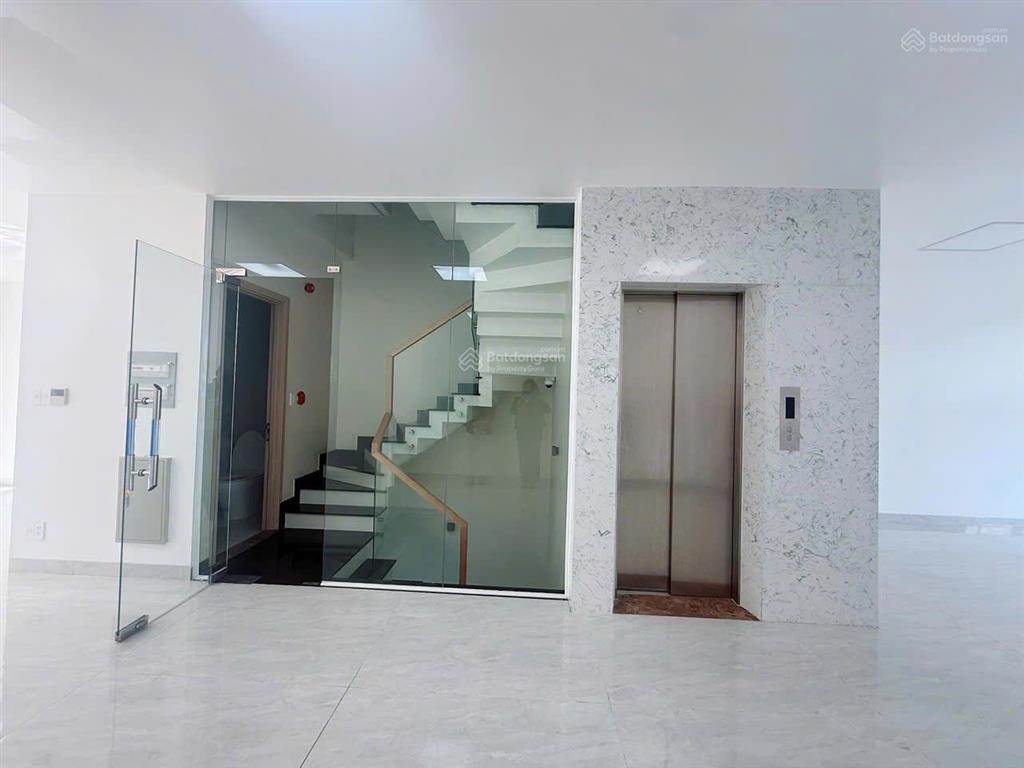 Cho thuê văn phòng sala 110m2 nội thất cơ bản 30 triệu