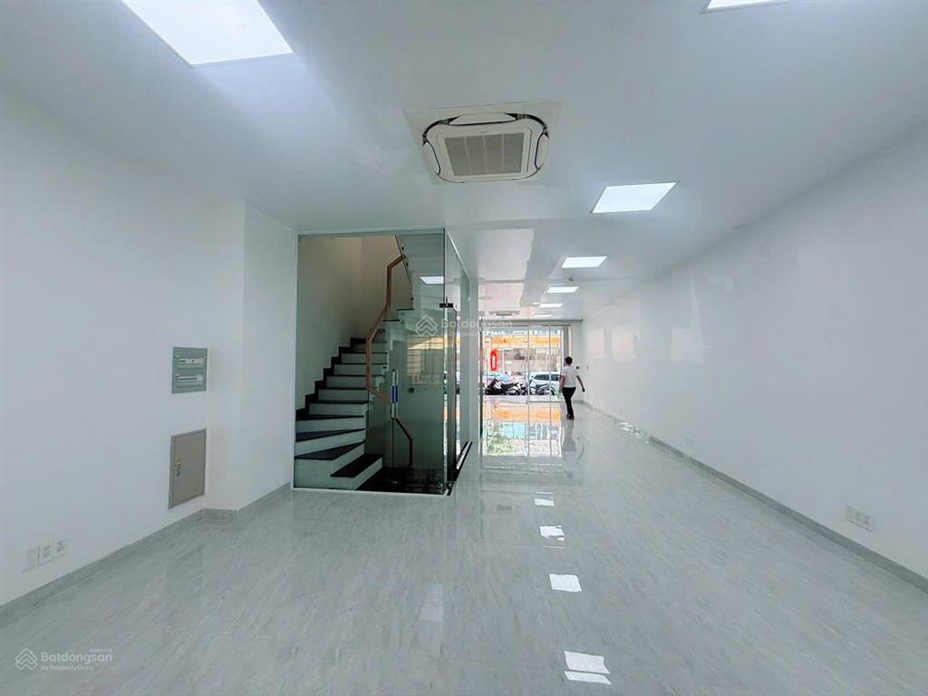 Cho thuê văn phòng sala 110m2 nội thất cơ bản 30 triệu