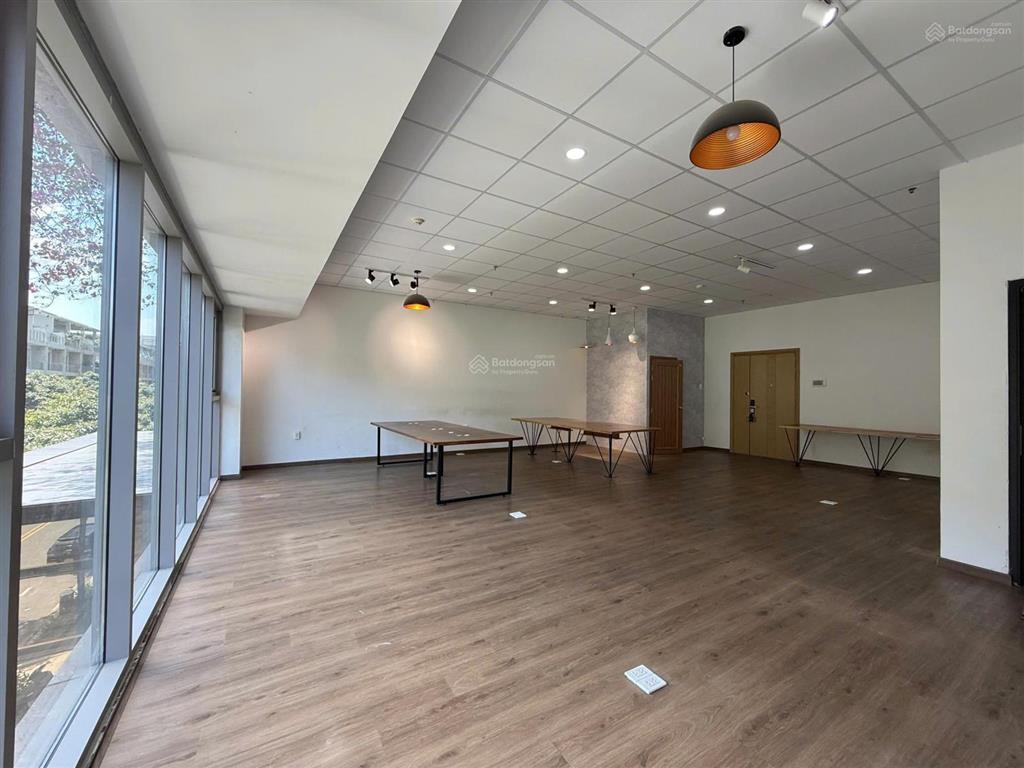 Shophouse giá hời sala  240m2  90 triệu/th xem nhà ngay