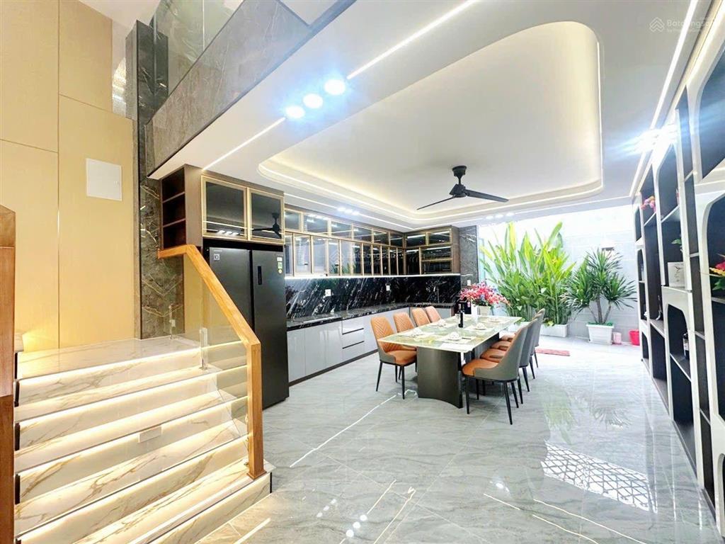 Nhà 5 tầng, 4,1m x 18m, mới đẹp 100%  tặng full nội thất xịn sò, sát mặt tiền dương thị mười q12