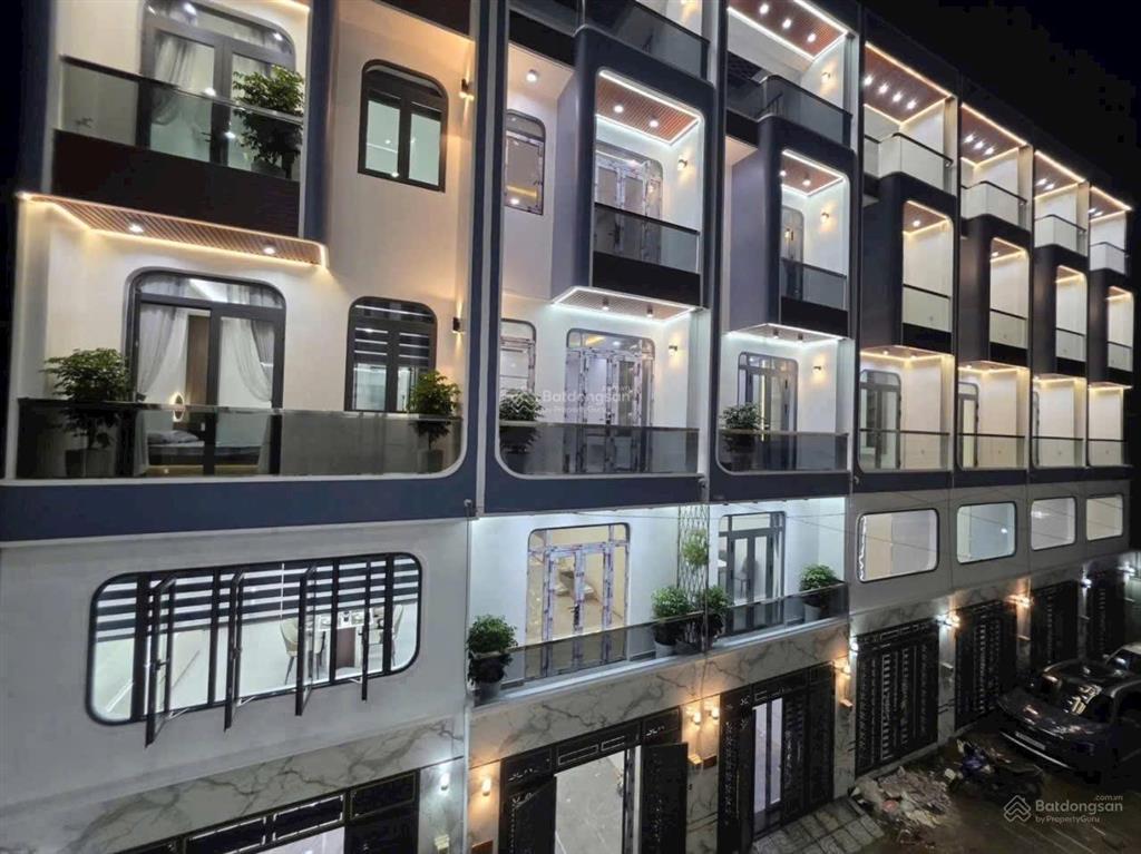 Siểu phẩm nhà phố vị trí đẹp giáp khu dân cư công viên hồ trái timchợtrường học đầy đủ tiện ích