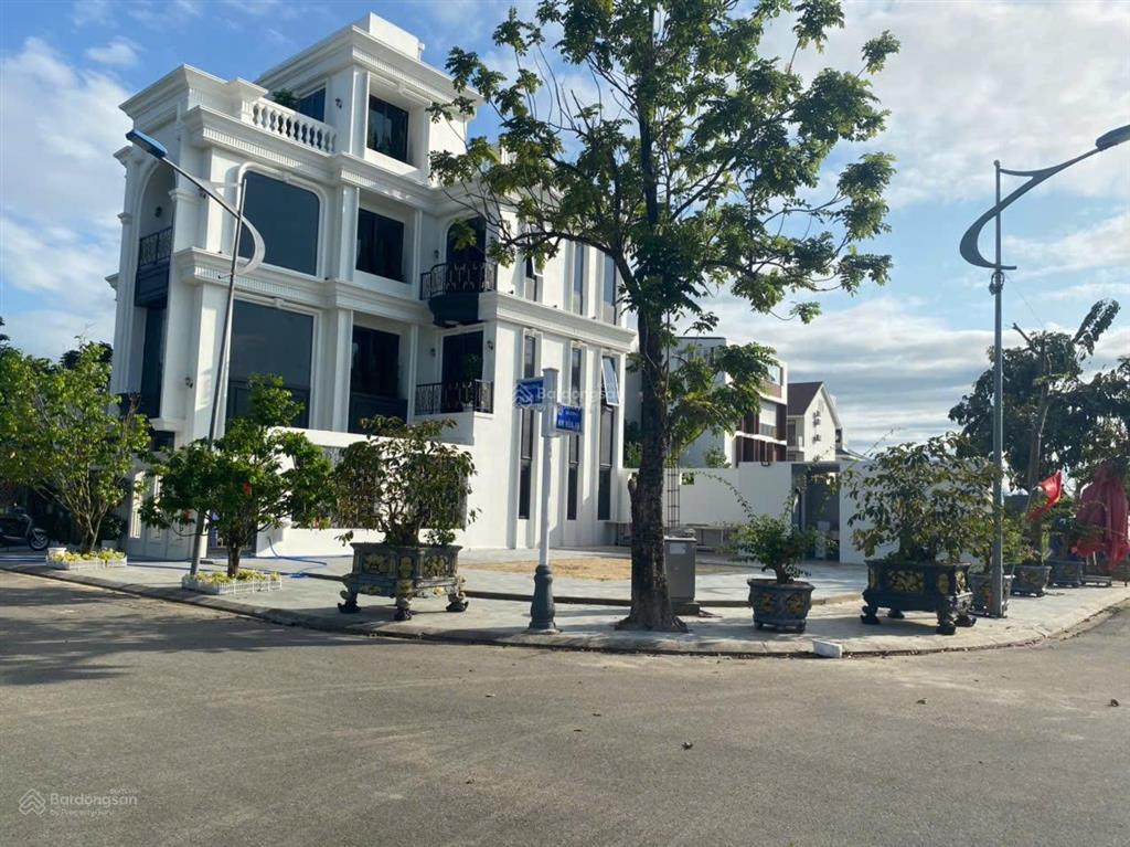 Chủ gấp bán mặt tiền trịnh đình thảo. dt 300m2 ngang 15m. ngay mặt tiền đường 15,5m lề 7,5m