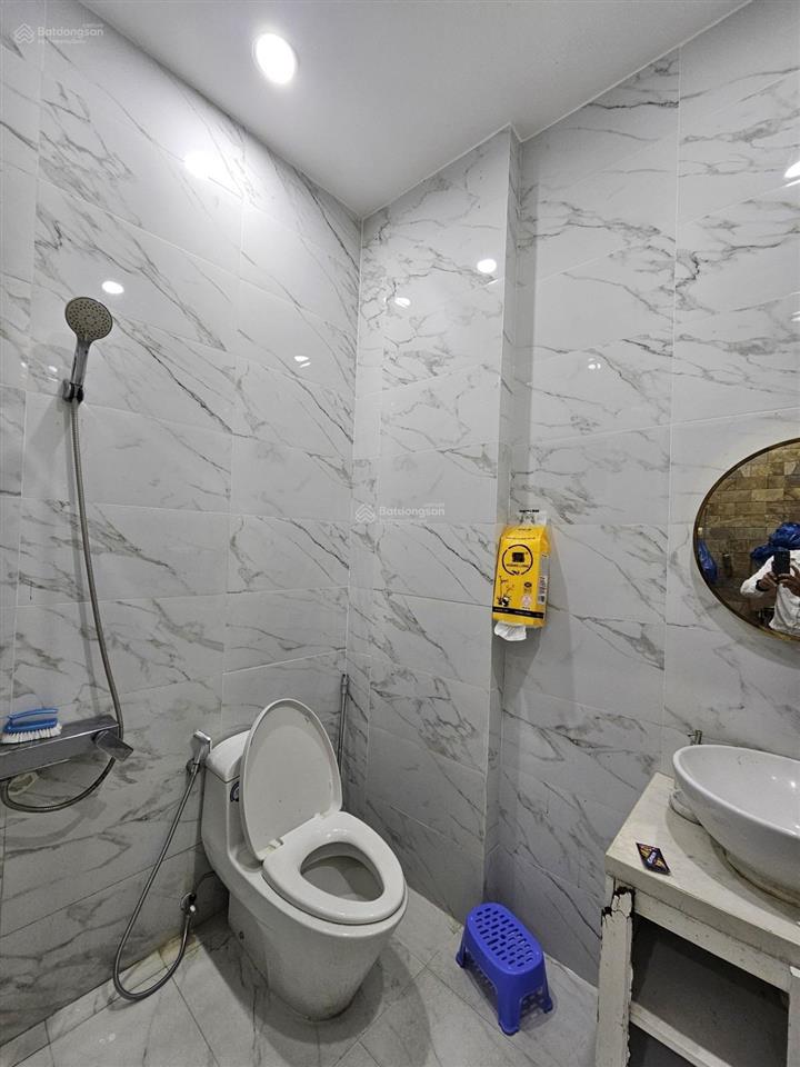 634 trưng nữ vương, ga ra ô tô, ngang 5,4m, sát đường chính 10,5m, vào là ở ngay. dt 98m2
