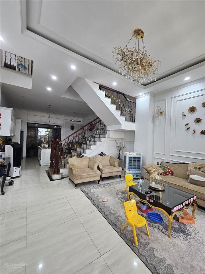634 trưng nữ vương, ga ra ô tô, ngang 5,4m, sát đường chính 10,5m, vào là ở ngay. dt 98m2