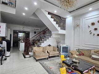 634 trưng nữ vương, ga ra ô tô, ngang 5,4m, sát đường chính 10,5m, vào là ở ngay. dt 98m2
