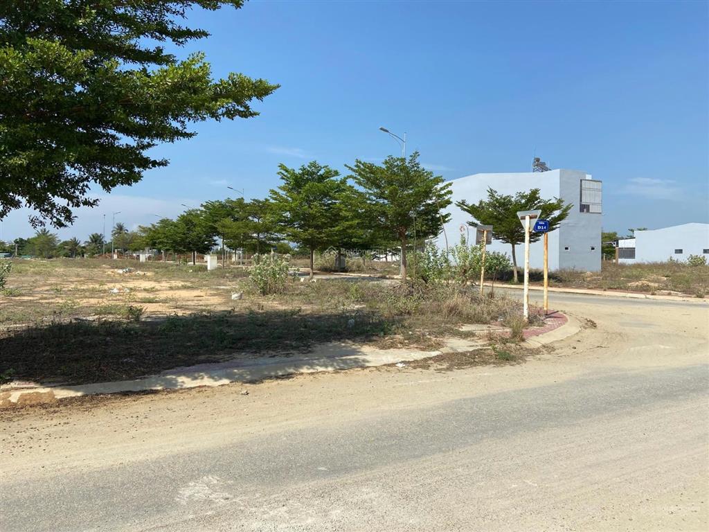 Bán nền kề góc, đối diện cổng trường chuyên lê quý đôn, phan rang tháp chàm, biển ninh chữ