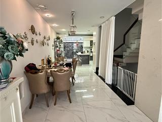 Nhà trong khu an ninh có bảo vệ 24/24  có thang máy