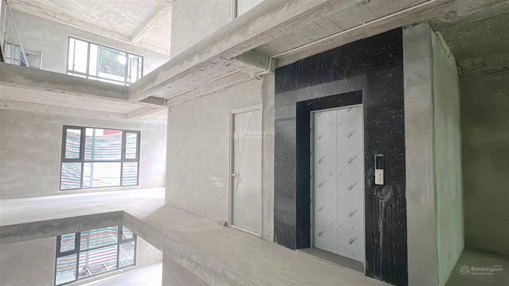 117/125 m2  mặt tiền 7,4 m  tòa nhà văn phòng mặt phố vũ hữu , 7 tầng mới hoàn thiện .