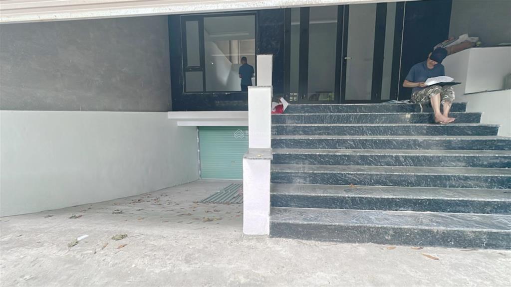 117/125 m2  mặt tiền 7,4 m  tòa nhà văn phòng mặt phố vũ hữu , 7 tầng mới hoàn thiện .