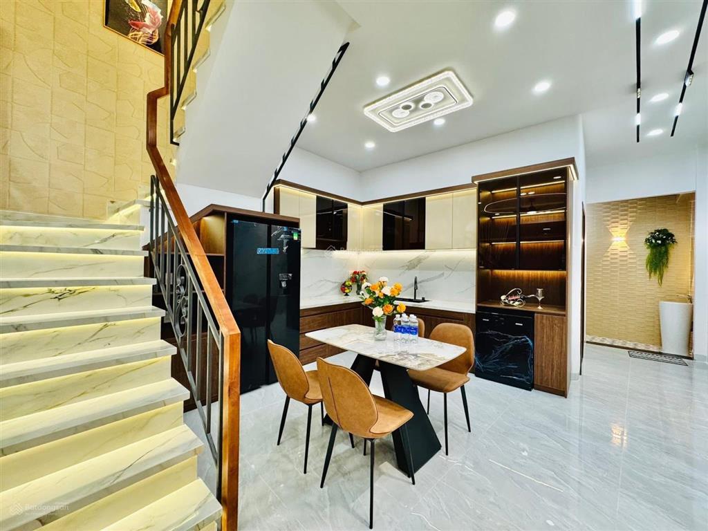 Chính chủ cần bán, đường trần quang diệu, p13, q3, dt 64,7m2, cho thuê 26tr, sổ riêng