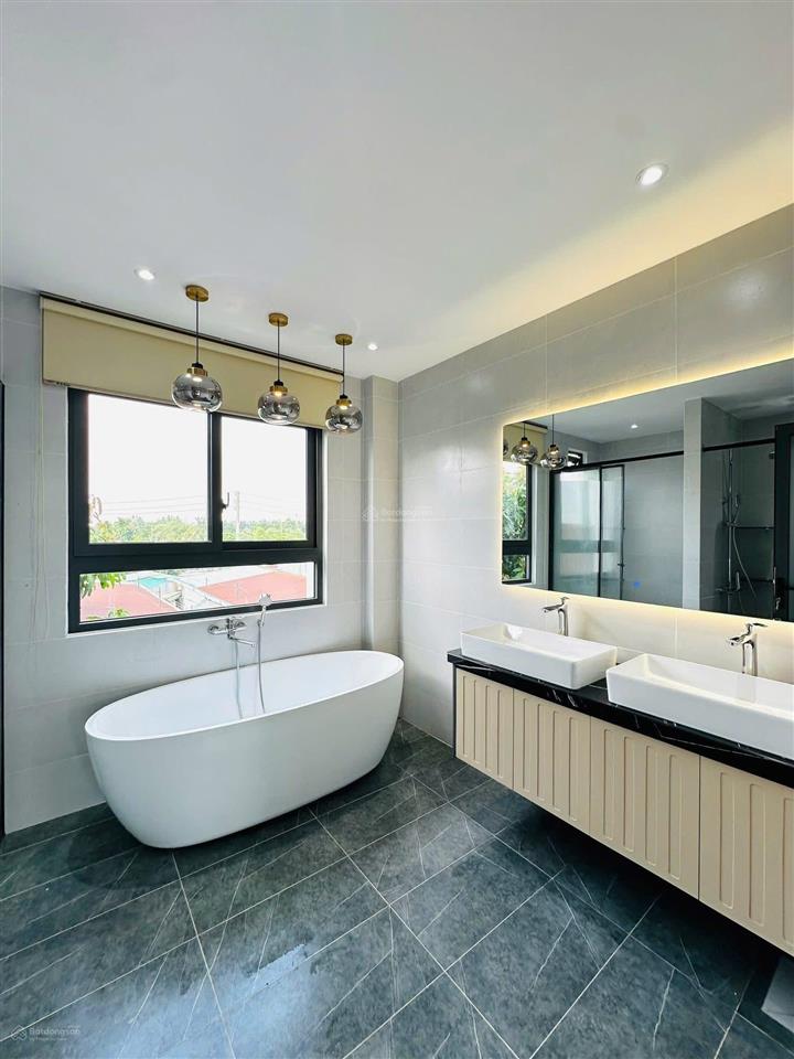 Bán nhà hẻm xe hơi 8m, đoàn văn bơ, p14, q4, dt 71,5m2, giá 3tỷ900tr, cho thuê 27tr, sổ riêng.