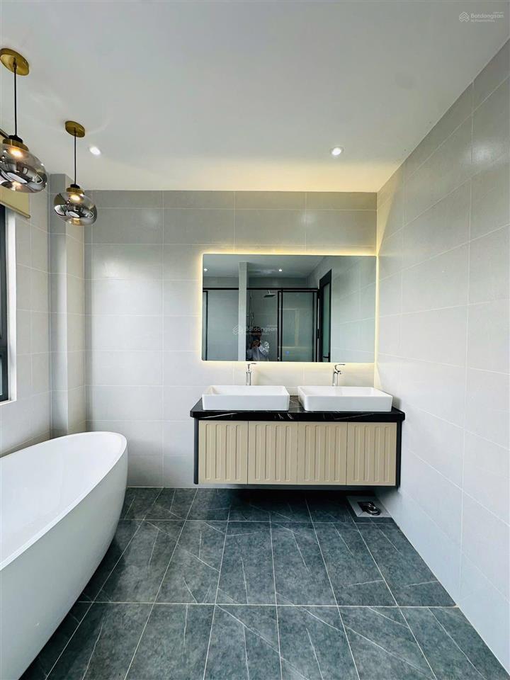 Bán nhà hẻm xe hơi 8m, đoàn văn bơ, p14, q4, dt 71,5m2, giá 3tỷ900tr, cho thuê 27tr, sổ riêng.