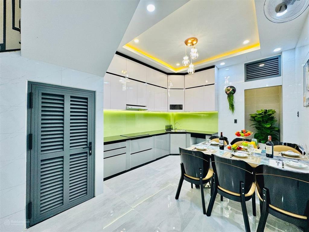 Nhà đẹp khu vực q10, đường cao thắng, p12, dt 72m2, giá 3tỷ780tr,cho thuê 27tr/tháng,sổ hồng riêng.