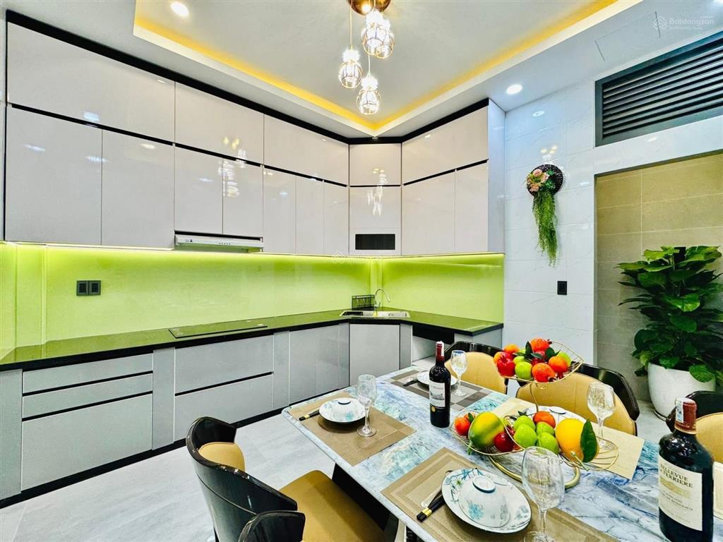 Nhà đẹp khu vực q10, đường cao thắng, p12, dt 72m2, giá 3tỷ780tr,cho thuê 27tr/tháng,sổ hồng riêng.