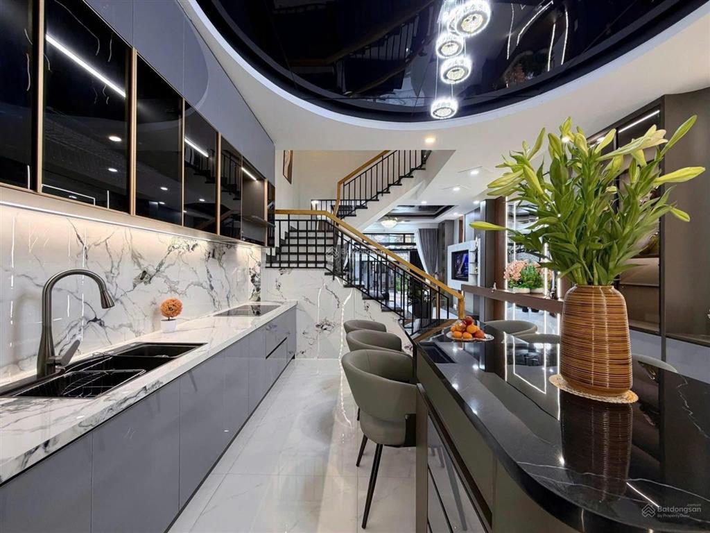 Bán nhà khu vực lê hồng phong, p3, q5, dt 80m2, giá 3tỷ800tr, cho thuê 27tr/tháng, sổ hồng riêng.