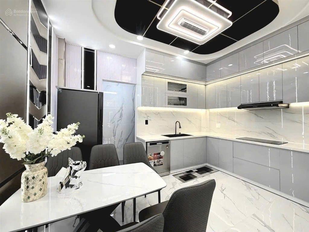 Nhà đẹp kết cấu sẵn bến vân đồn, p12, quận 4, dt 63m2, giá 3tỷ200tr, cho thuê 26tr/tháng, sổ riêng