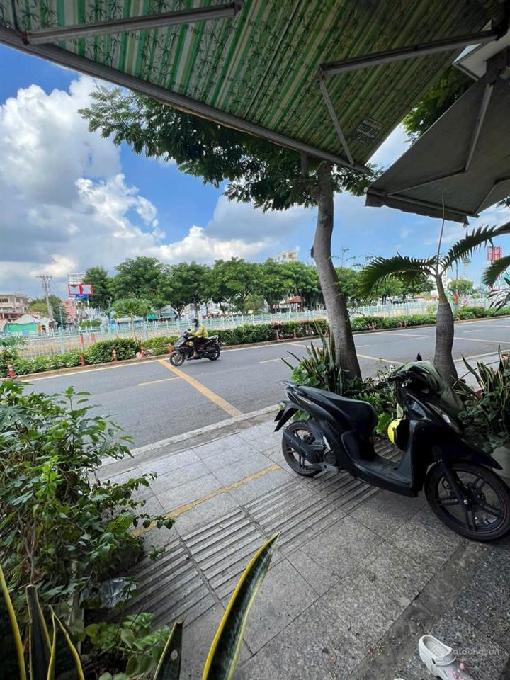 Nhà mặt tiền kênh hồng bàng quận 6