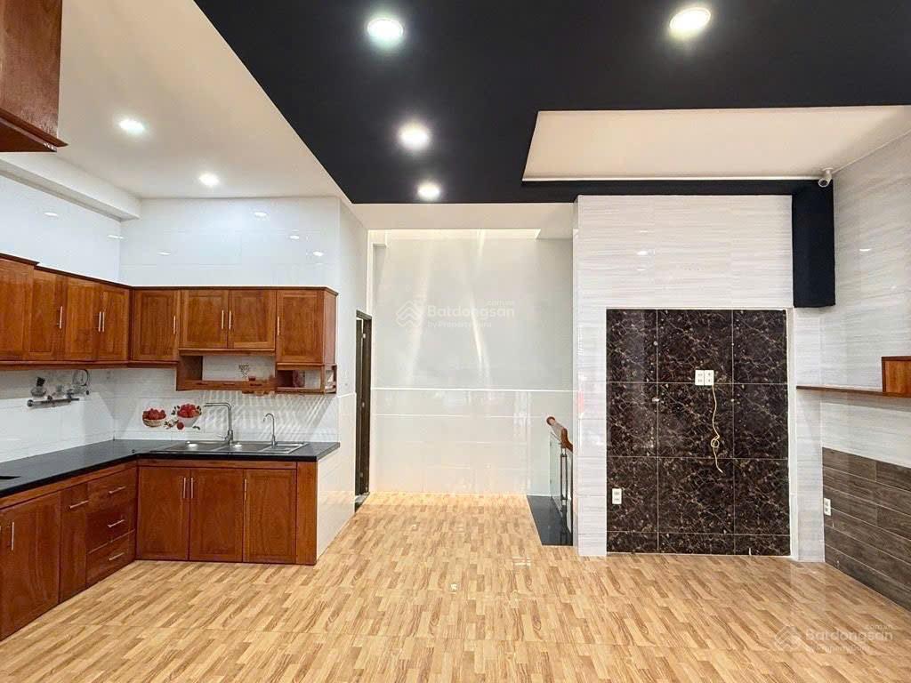 Nhà ngang 6m có hầm , đường đất mới bình tân