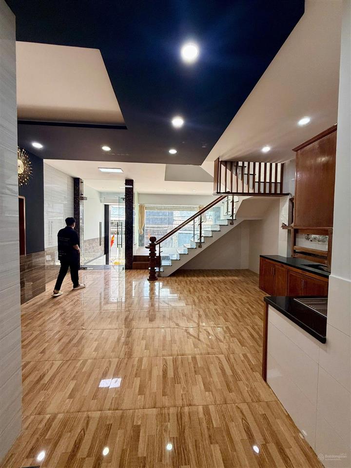 Nhà ngang 6m có hầm , đường đất mới bình tân