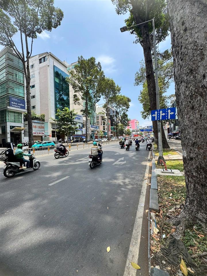 Siêu phẩm bán nhà mặt tiền trần hưng đạo quận 1 kc 4 tầng dt 77 m2 giá 38 tỷ  0903 870 ***