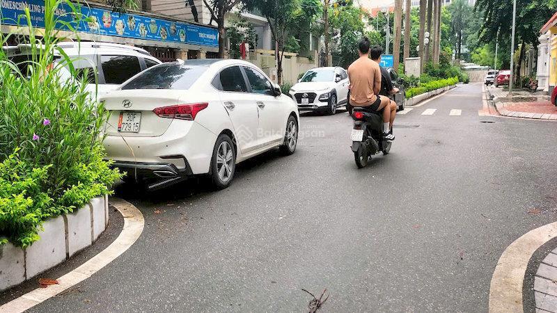Bán nhà lạc long quân, ngõ ô tô, lô góc, có sân vườn, bên cạnh lotte, 85m2, 22 tỷ