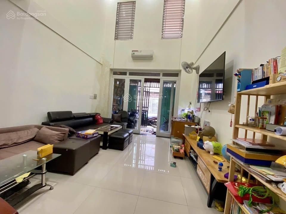 2,7 tỷ giảm còn 2 tỷ 550. nhà 41m2 hẻm 6m lê hồng phong, q5 xây 3 tầng. gần vòng xoay lý thái tổ