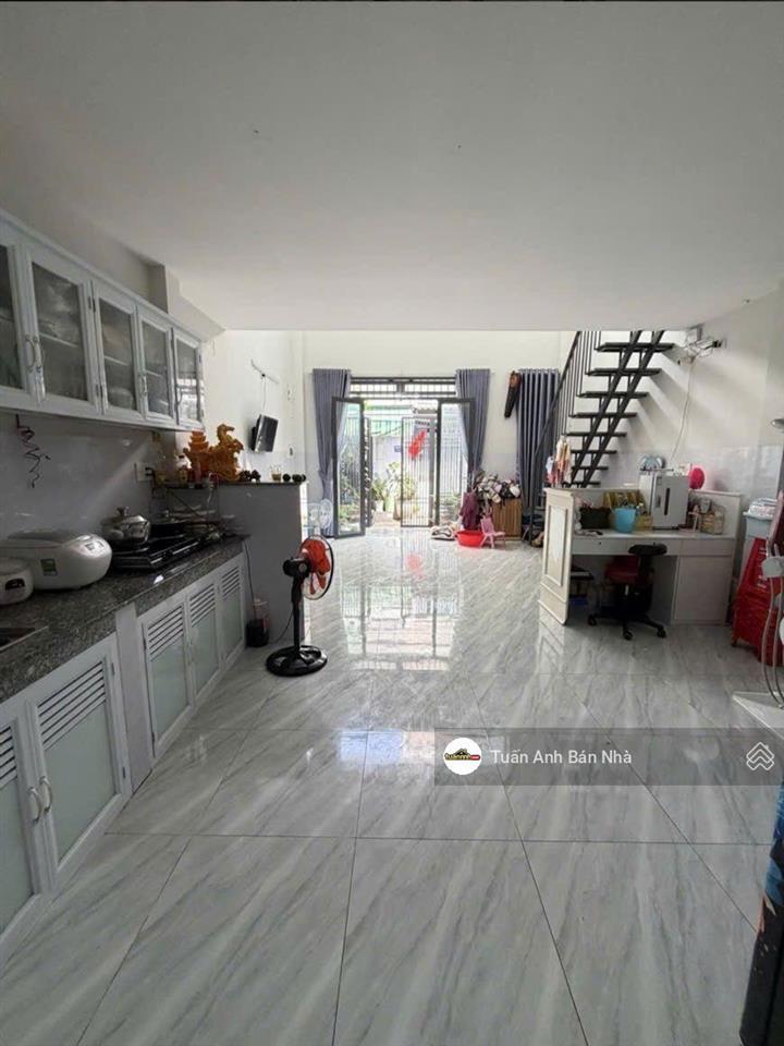 Bán nhà quận tân phú 2 lầu nở hậu sân rộng xe ô tô ra vào thoải mái giá tốt 54m2 đang cho thuê