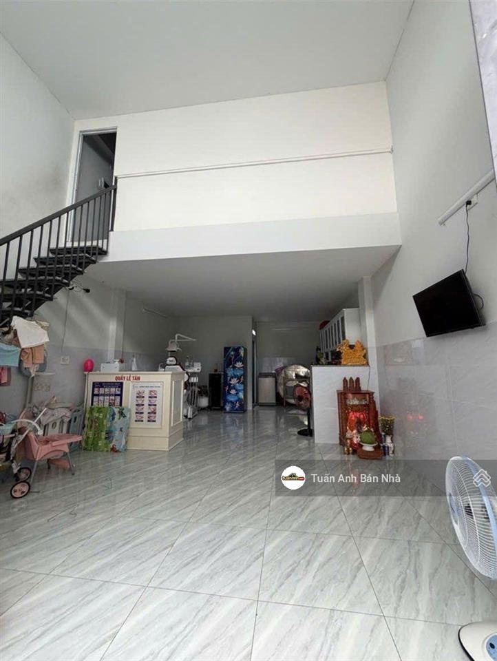 Bán nhà quận tân phú 2 lầu nở hậu sân rộng xe ô tô ra vào thoải mái giá tốt 54m2 đang cho thuê