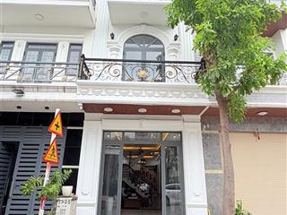 Bán gấp nhà đẹp ngay đường thống nhất, ở quận gò vấp, 64m2. shr, hẻm xe hơi thông