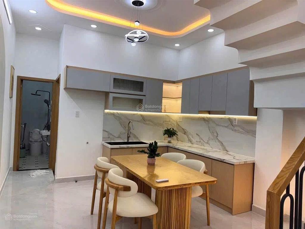 Bán gấp nhà đẹp ngay đường 11 ở thủ đức, giá 2 tỷ 490, 65m2. shr hẻm thông xe hơi ra vào thoải mái