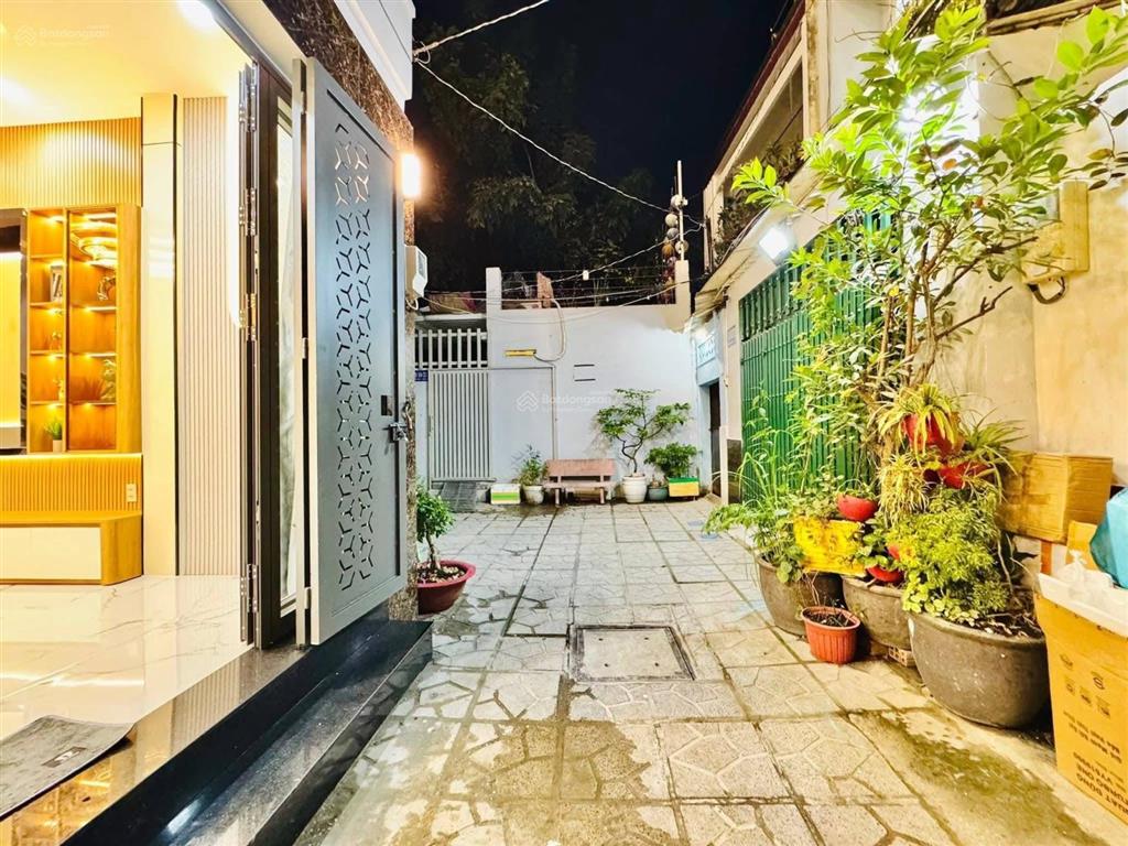 Cần tiền bán gấp nhà 2 tỷ 8/77m2, sổ hồng riêng mặt tiền đường phạm văn chiếu, gò vấp