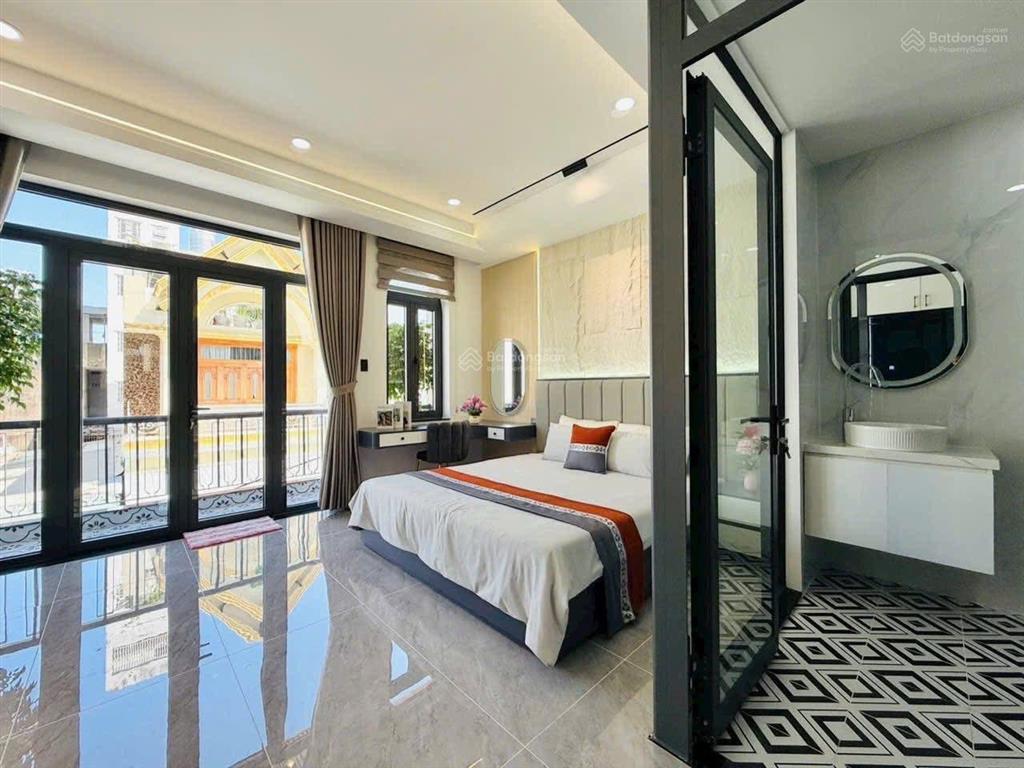 Kẹt tiền bán gấp nhà 3 tỷ 5/70m2  mặt tiền phùng văn cùng (phú nhuận)  shr