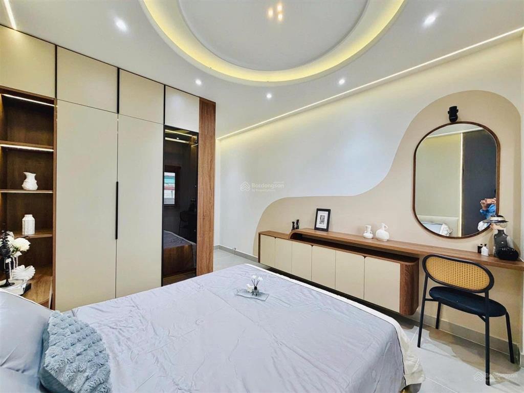 Bán gấp nhà nguyễn gia trí (bình thạnh) 4 tỷ 200/70m2 sổ hồng riêng hẻm xe hơi