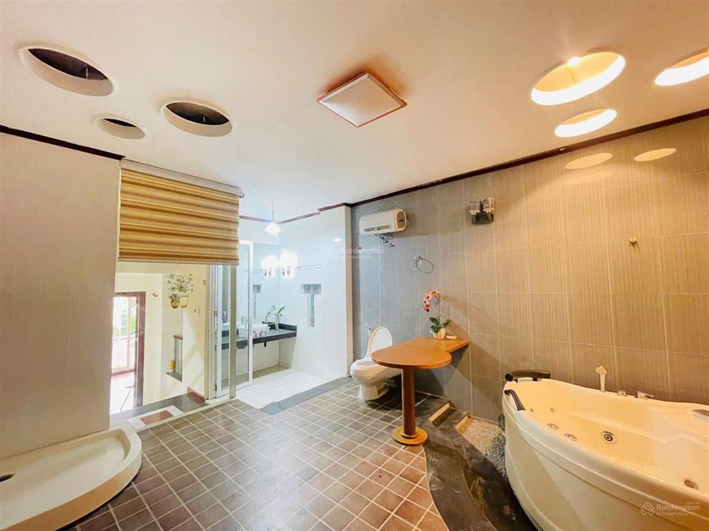 Đẹp nhất tây hồ  nhà 5 tầng lạc long quân