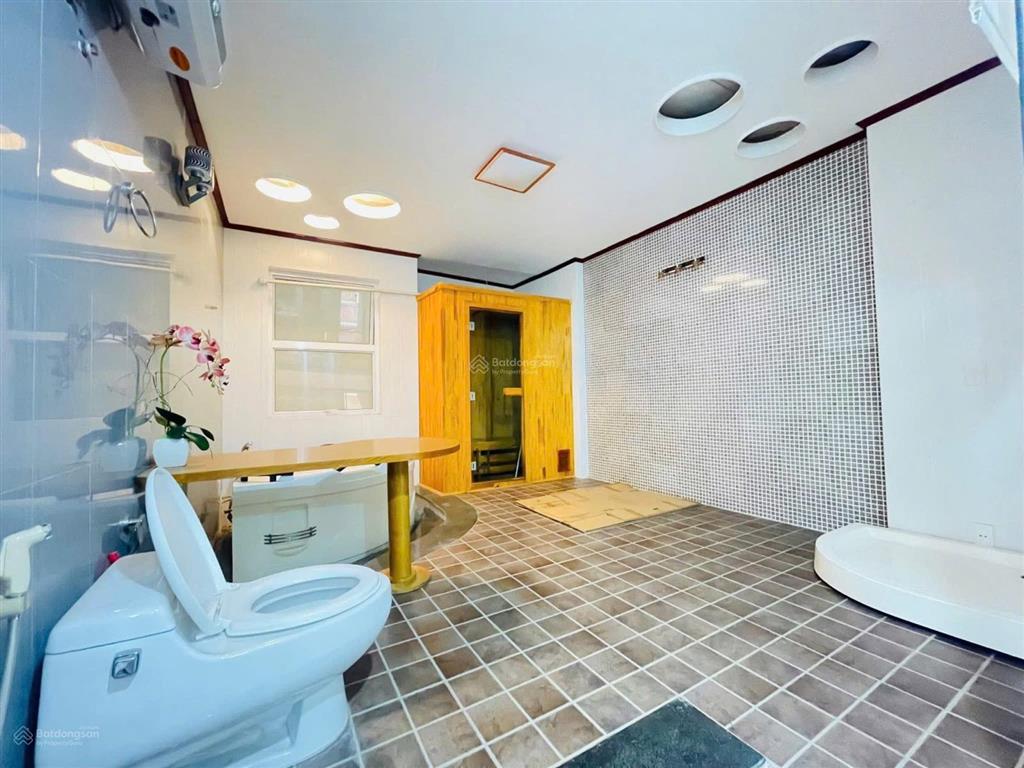 Đẹp nhất tây hồ  nhà 5 tầng lạc long quân
